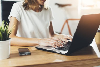 kadın Yöneticisi'ni kullanarak dizüstü bilgisayar
