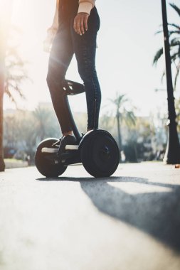 üzerinde siyah segway sürüş kız