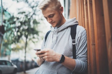 smartphone aygıt kullanan adam 