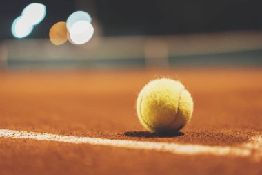 Boş kortunda tenis topu