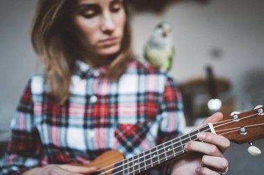 Kız ukulele gitar çalmak