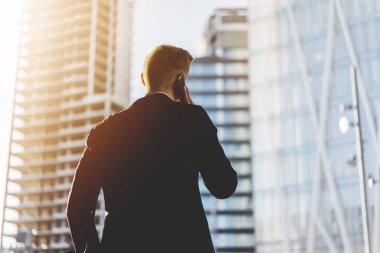 onun smartphone üzerinde konuşan işadamı
