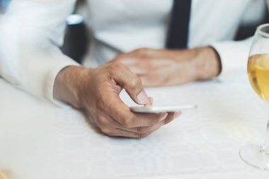 Modern smartphone kullanarak erkek