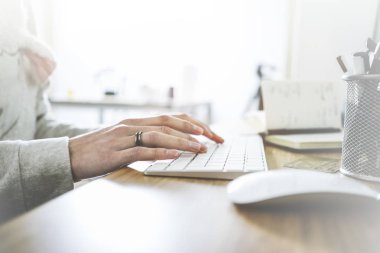 bilgisayarı kullanan kadın