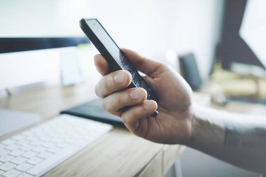 Modern siyah akıllı telefon kullanan erkek