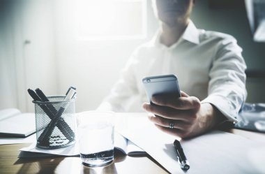 onun smartphone kullanarak iş adamı