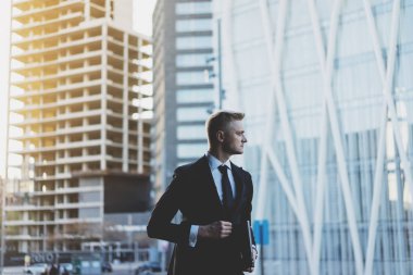 Yakışıklı işadamı, dış