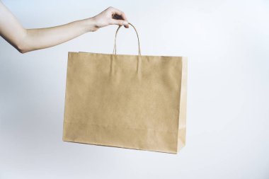 kadın holding boş kağıt paketi