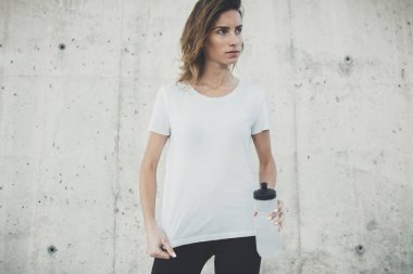 Boş beyaz t-shirt giyen kız 
