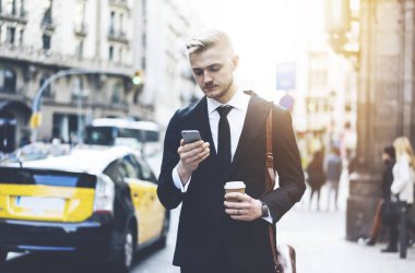 Akıllı telefon kullanan iş adamı