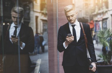 Akıllı telefon kullanan iş adamı 