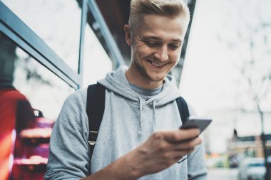 Smartphone aygıtı kullanarak adam