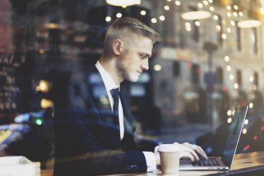 modern dizüstü kullanarak iş adamı