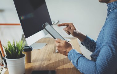Onun ofisinde çalışan iş adamı