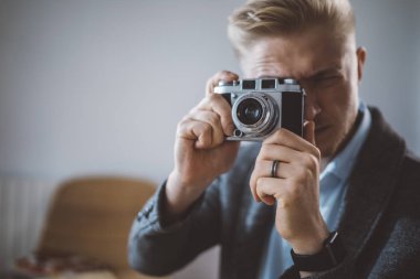 film kamerası ile fotoğraf çekmek fotoğrafçı