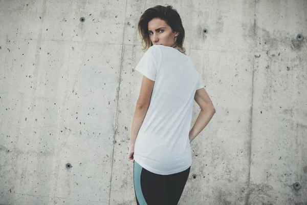 Chica vistiendo blanco camiseta en blanco —  Fotos de Stock