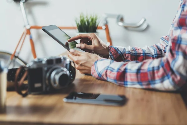 Frau nutzt modernes digitales Tablet — Stockfoto