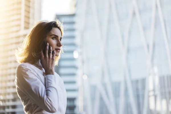 Geschäftsfrau spricht auf Smartphone — Stockfoto