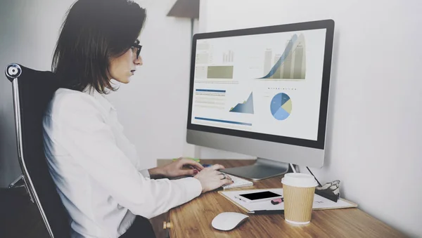 Businesswoman using computer — Stock Photo, Image