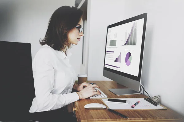 Mujer de negocios que trabaja en la computadora moderna — Foto de Stock