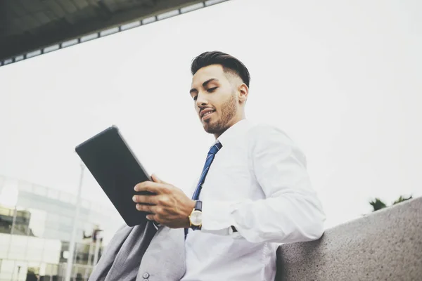 Geschäftsmann nutzt modernes digitales Tablet — Stockfoto