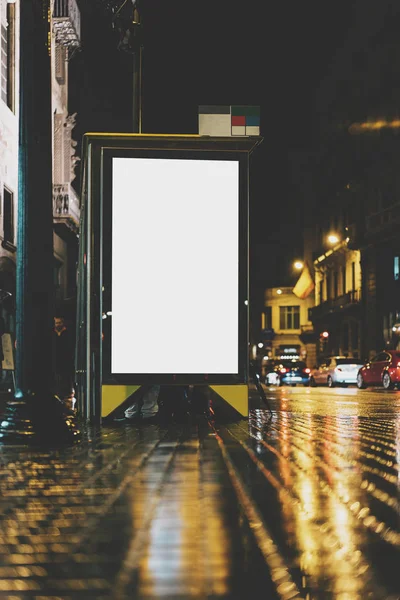 Caixa de luz em branco na paragem de autocarro — Fotografia de Stock