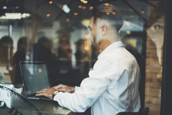 コーヒー ショップでノート パソコンを使用するビジネスマン — ストック写真