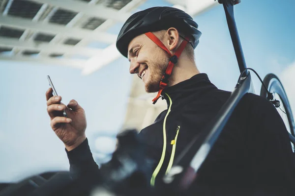 Ciclista usando smartphone — Fotografia de Stock