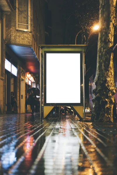 Caixa de luz em branco na paragem de autocarro — Fotografia de Stock