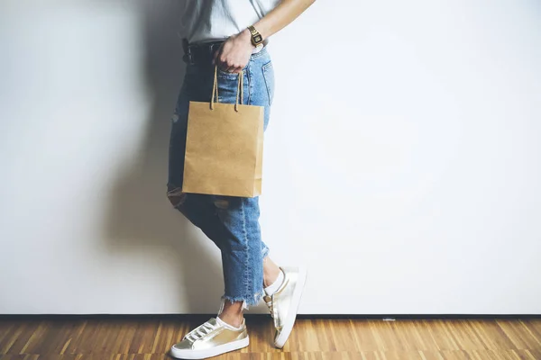 Vrouw bedrijf blanco papier pakket — Stockfoto