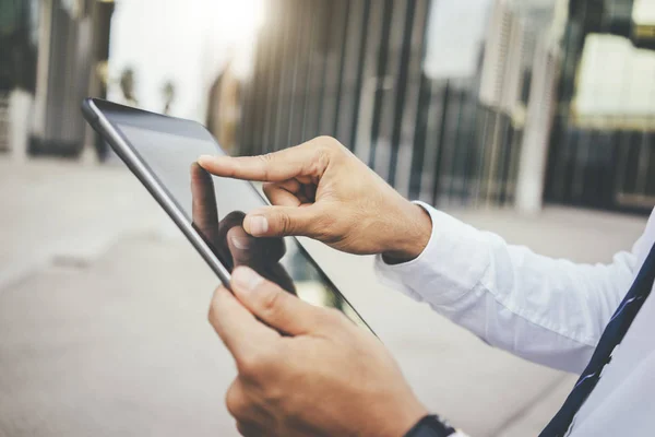 Male hands typing text message — Stock Photo, Image