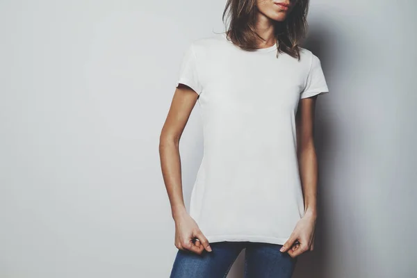 Dziewczyna sobie pustej biały t-shirt — Zdjęcie stockowe