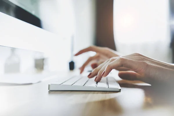 Mãos femininas digitando no teclado branco — Fotografia de Stock