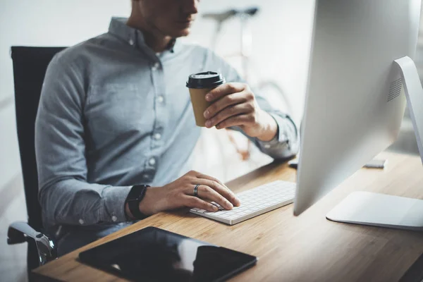 Diseñador de trabajo desde casa en el ordenador — Foto de Stock