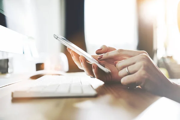 Feminino usando smartphone moderno — Fotografia de Stock