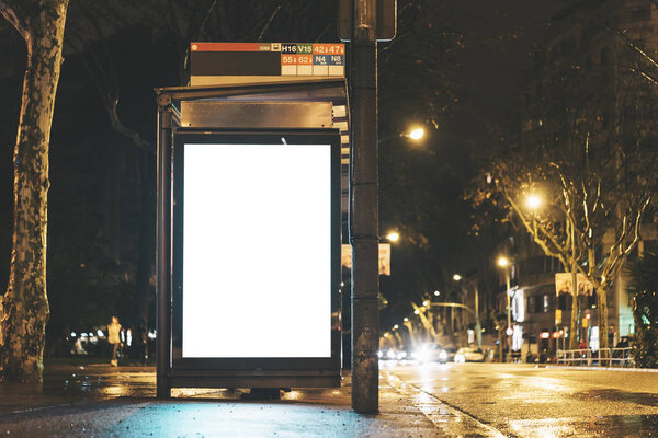 рекламный световой ящик на автобусной остановке
