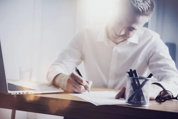 Businessman signing documents — Stock Photo, Image