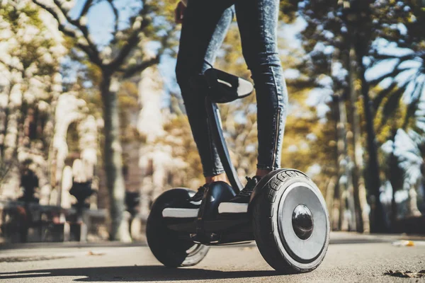 Flicka som rider på elektriska segway — Stockfoto