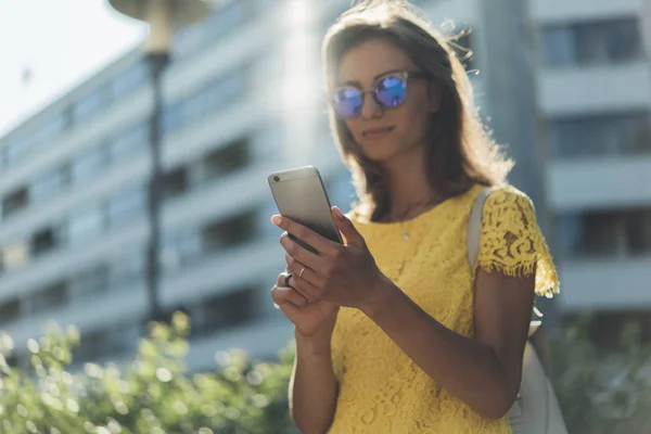 Gadis menggunakan smartphone modern — Stok Foto