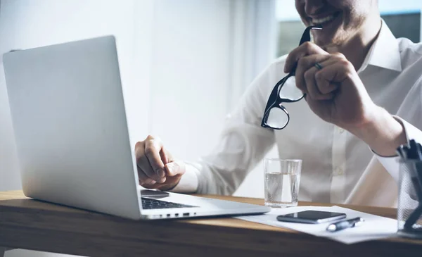 Biznesmen korzystający z laptopa w biurze — Zdjęcie stockowe