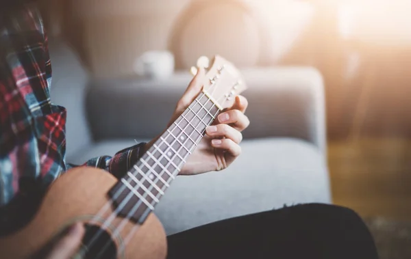 Fiatal lány tanulási játszani ukulele — Stock Fotó