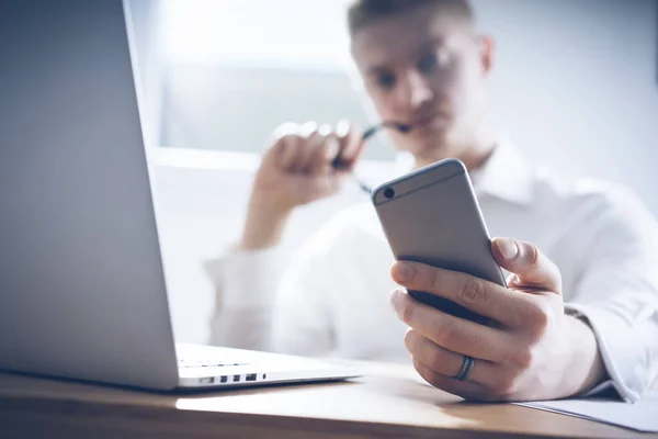 Uomo d'affari che utilizza smartphone e laptop — Foto Stock