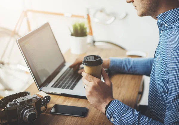 Jovem homem usando laptop — Fotografia de Stock