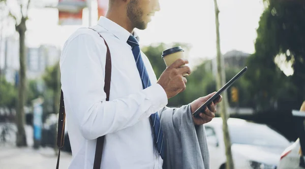 Professioneller Geschäftsmann mit digitalem Tablet — Stockfoto