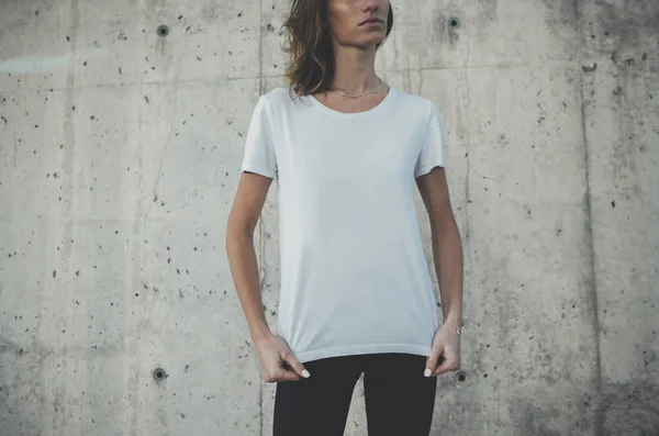 Lány visel üres fehér póló — Stock Fotó