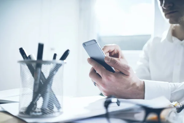 Giovane uomo d'affari utilizzando il cellulare — Foto Stock