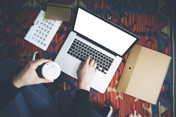 Estudante do sexo masculino usando notebook computador — Fotografia de Stock