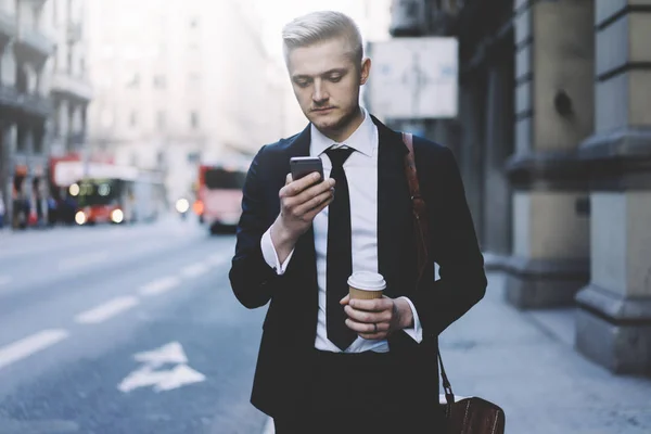 Geschäftsmann nutzt modernes Smartphone — Stockfoto