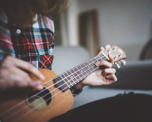 Jovem aprendendo a jogar ukulele — Fotografia de Stock