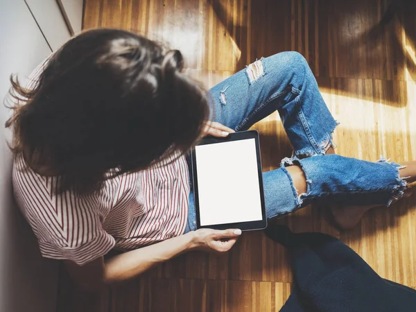 Hipster menina segurando tablet digital moderno — Fotografia de Stock